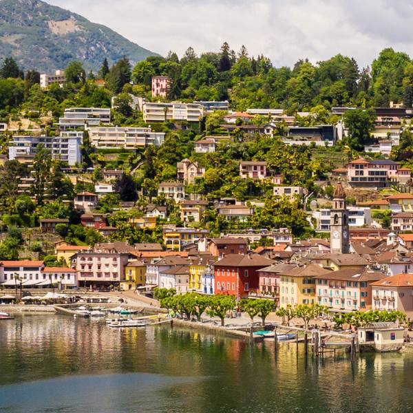 Ripresa aerea della città di Ascona con il lungolago, il centro storico e le colline circostanti – area coperta dalla rete FTTH di Ascona4net – ritaglio quadrato.